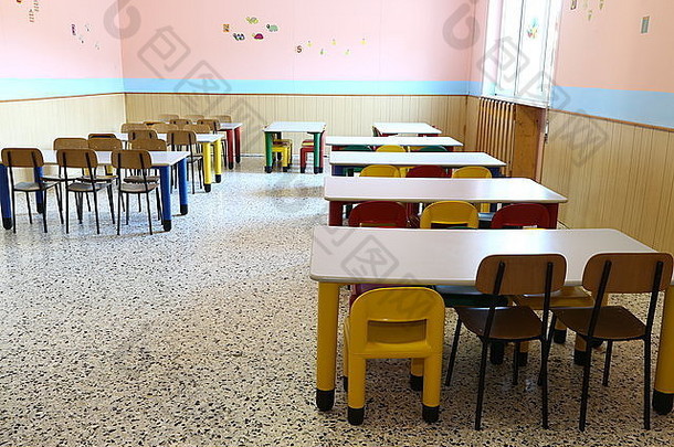 幼儿<strong>学校食堂</strong>的彩色塑料椅和小桌子