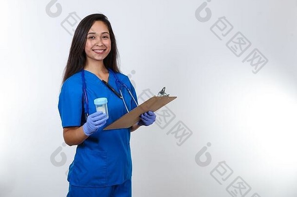 一位兴高采烈的护士，手里拿着一个空尿样收集杯，准备进行药物测试。