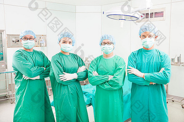专业外科医生团队站外科手术房间医院