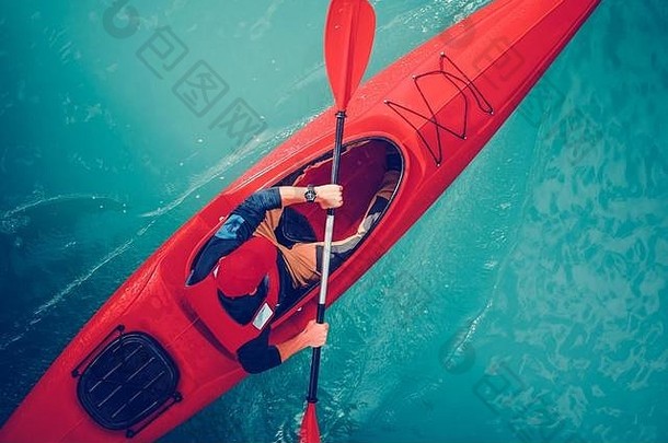 绿松石湖皮艇之旅。皮划艇运动员在水上从上面取来。