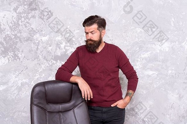 了解男装<strong>款</strong>式的最新趋势。留胡子的在办公椅旁。野蛮的时髦人士穿着休闲风格。时尚和风格。<strong>男士</strong>衣柜。每个人都有自己的风格。