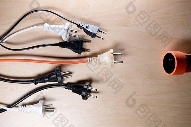 几根带插头的电线从一个方向连接到一个插座