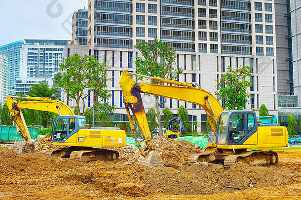 新加坡工业区挖掘机挖土