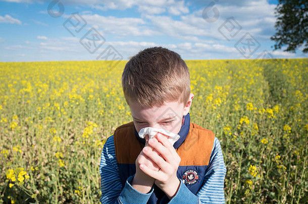 男孩打喷嚏吹鼻子痛苦花粉过敏