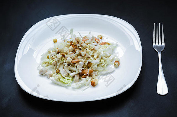 白色菜素食者卷心菜沙拉豆子叉黑暗背景
