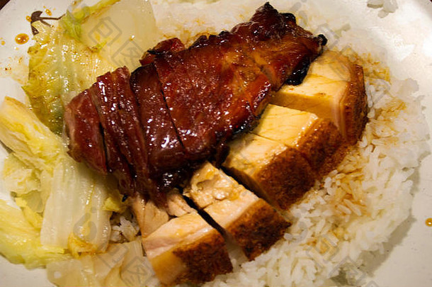 香港铜锣湾宝明路熟食中心香港餐厅出售的明炉烧<strong>鸭</strong>及脆猪肉