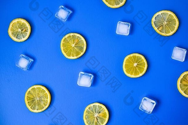 柠檬水布局，多汁的柠檬片，蓝色背景上的冰块