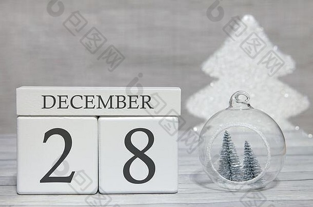 立方体用文字从数字和月份，12月28日，<strong>年终</strong>和总结。