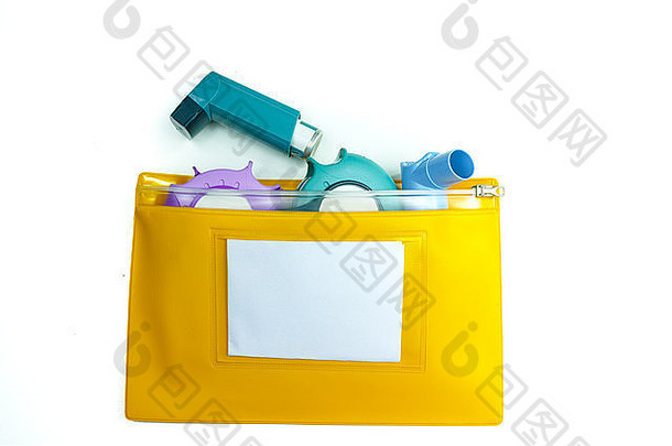 哮喘救援概念舒喘灵吸入器药物治疗黄色的医疗塑料袋复制空间孤立的白色