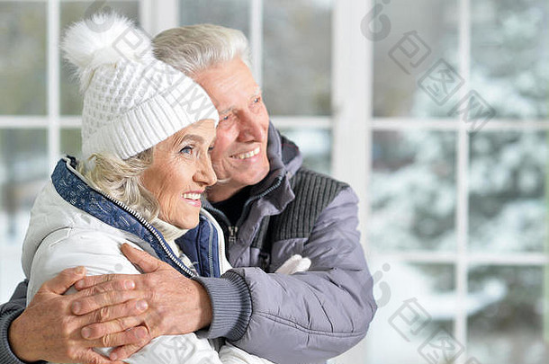 老年夫妇拥抱