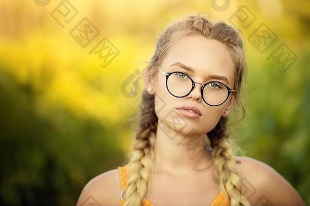 迷人的金发女郎，自然化妆，戴着时尚的光学眼镜。空间与<strong>夏秋</strong>意境