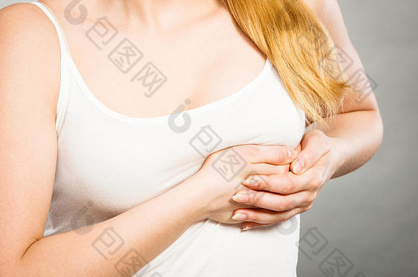 健康问题概念年轻的生病的女人感觉刺疼痛触碰胸部灰色的