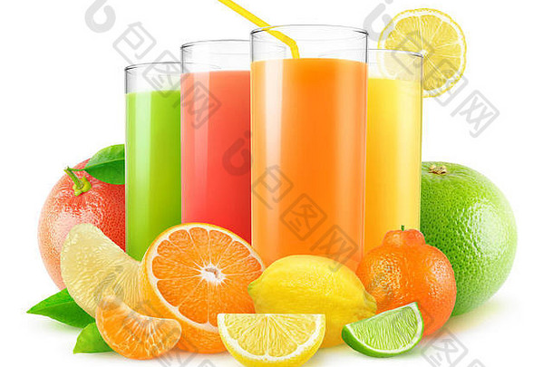 孤立的果汁。四杯新鲜果汁和一堆柑橘类水果（葡萄柚、橙子、柠檬、酸橙、橘子），在白色背景上分离，并带有