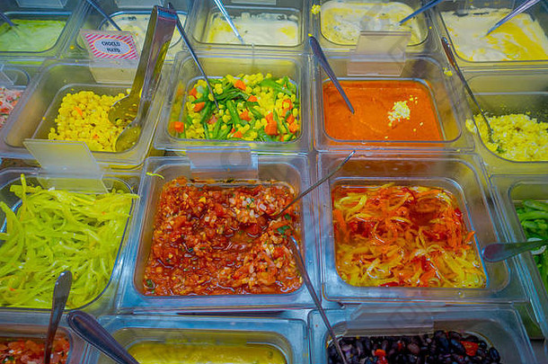 上图：圣地亚哥贝拉维斯塔社区一家食品店的<strong>透明</strong>盒子里美味的各色沙拉和酱汁