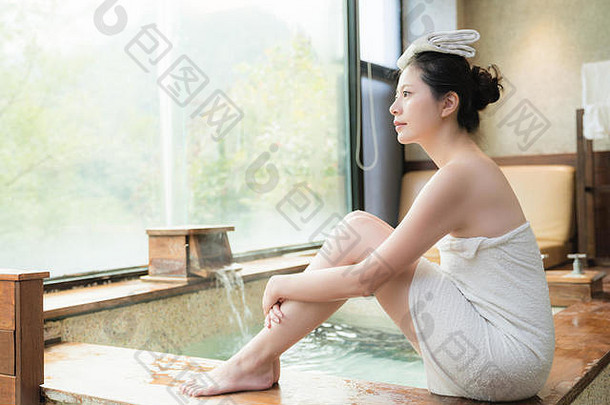 美丽的日本女孩把毛巾头减少身体温度享受视图坐着在游泳池边热弹簧