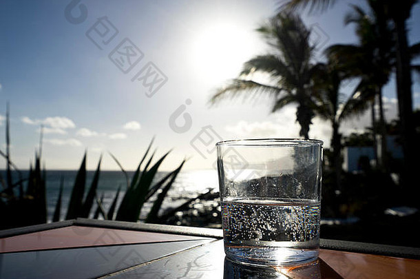 Lanzarote海边的玻璃瓶和矿泉水