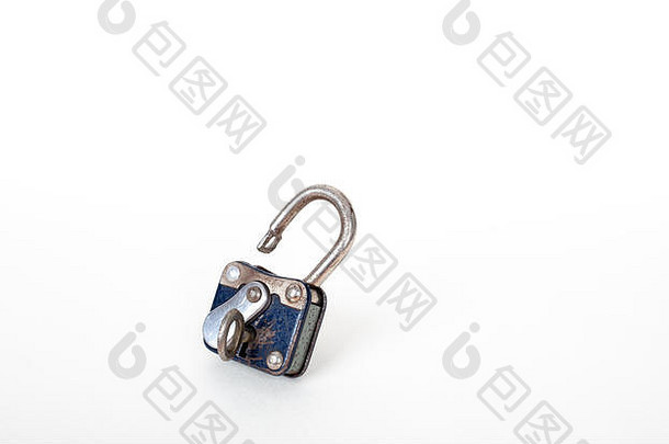 复古生锈挂锁和钥匙隔离在白色背景上，留有空间