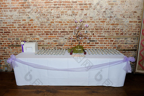 婚宴不寻常的紫色丝带餐桌装饰