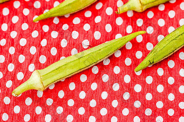 有机绿色<strong>秋葵蔬菜</strong>红色的餐巾点