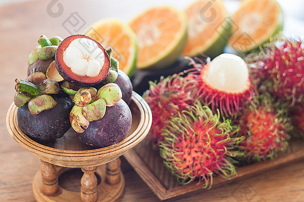 木制桌子上的泰国热带水果，库存照片