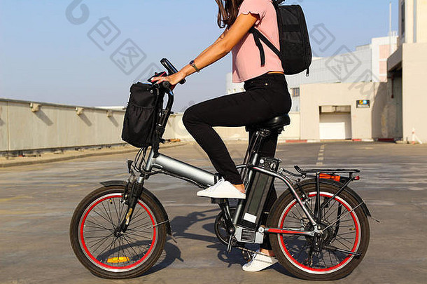 年轻的女人电自行车