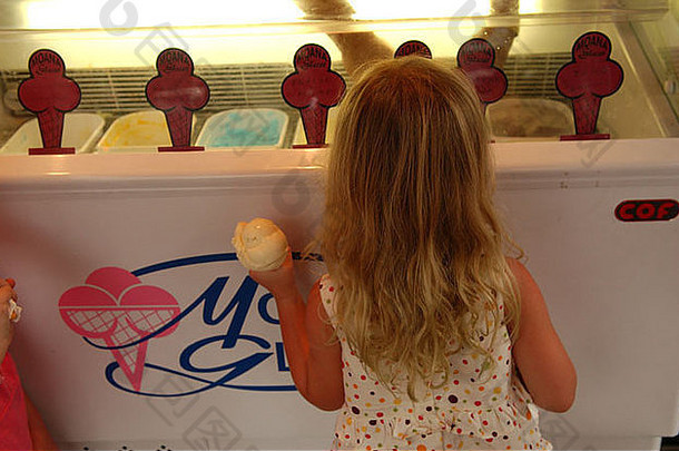 塔希提岛Papeete Tahiti，一名10-12岁的小女孩正看着一个冰激凌冰箱