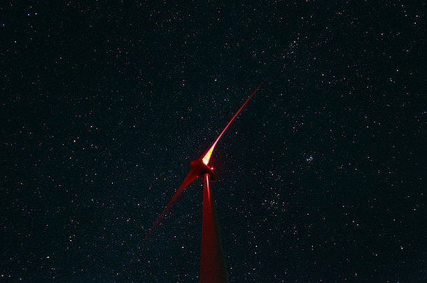夜晚星空下的风力涡轮机