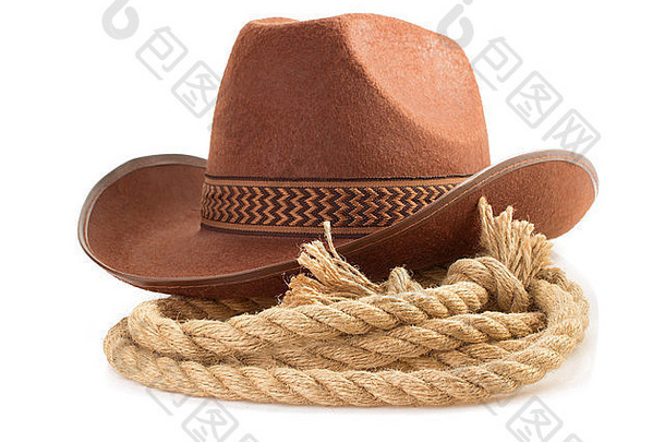 白色背景上隔离的棕色牛仔帽和绳索