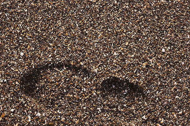 鹅卵石海滩上的脚印。