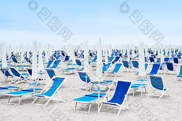 海滩雨伞关闭，蓝色躺椅