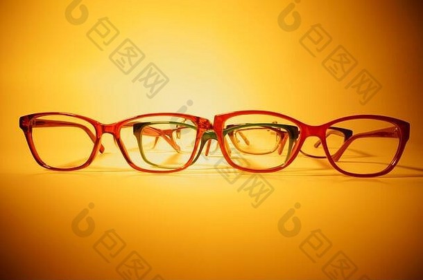 眼镜特写艺术镜头。带边框的眼镜背景，带有复印空间。各种阅读眼镜