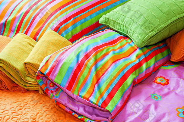 彩色床上用品枕头和带肩带的毛毯