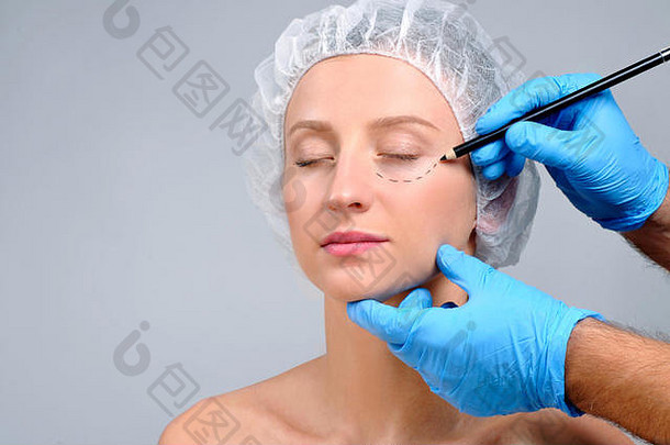 塑料手术女人虚线行脸抗衰老治疗脸电梯医生的手画穿孔行脸颊