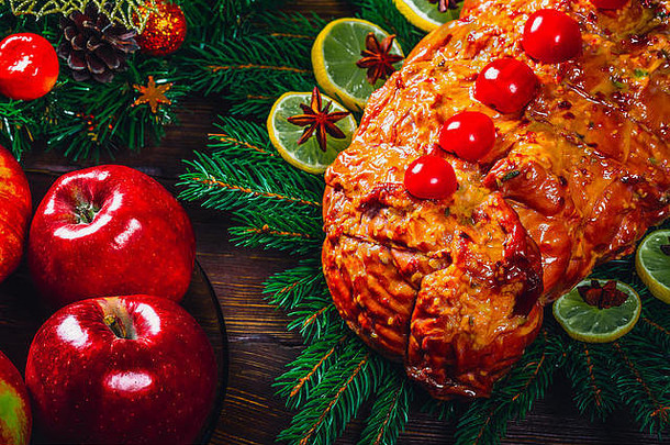 <strong>圣诞</strong>餐桌晚餐时间，烤肉、蜡烛和新年装饰。背景感恩节。家庭假日的概念