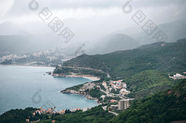 黑山海岸的建筑景观。多云多雨的天气。