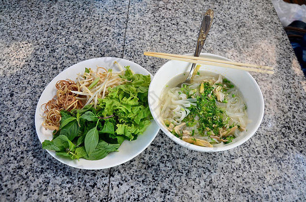 越南面条汤配越南风格的鸡肉，称为Pho，配蔬菜