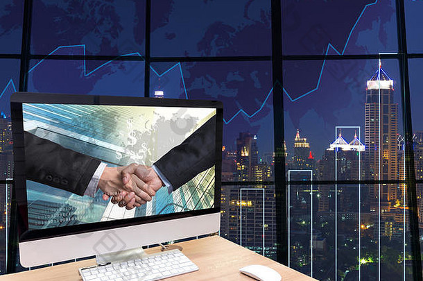 这台电脑放在木桌上，商人们在交易图的屏幕上握手，背景是城市景观的模糊照片，E