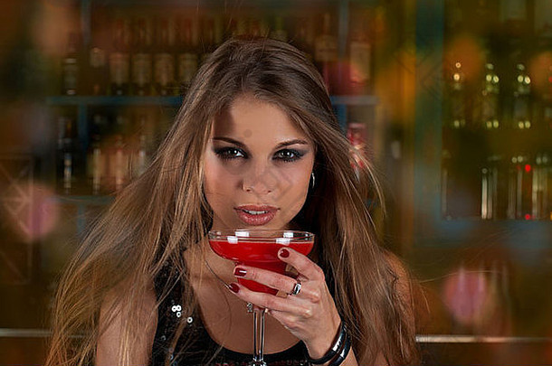 美年轻的女人肖像玻璃喝鸡尾酒酒吧