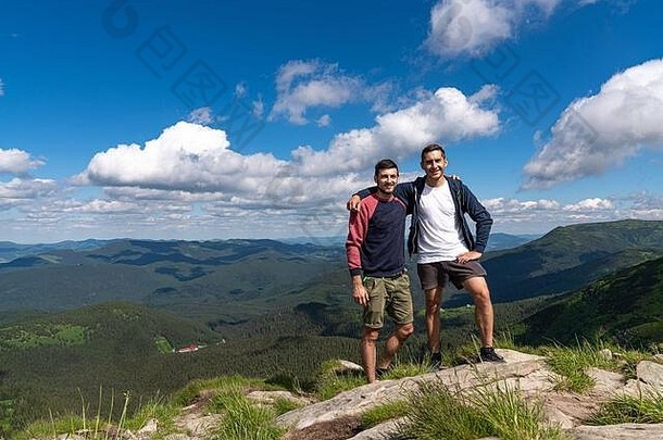 <strong>两个</strong>人在山顶徒步旅行。快乐的远足者在山上<strong>实现</strong>人生目标、成功、自由和幸福、成就。生活方式