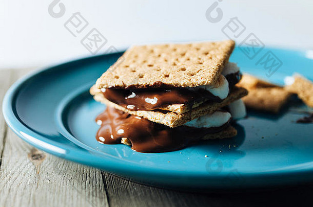 S'mores<strong>夏季</strong>甜点在蓝色盘子上融化