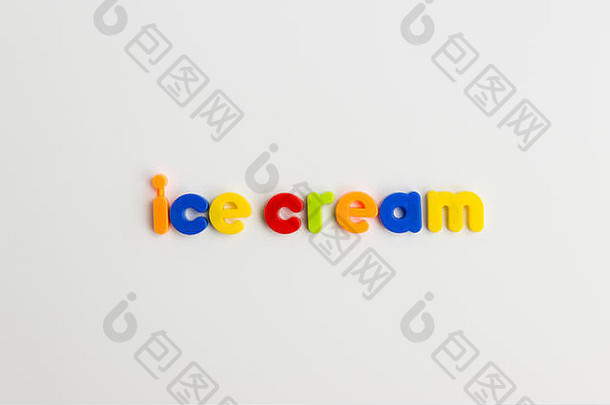 彩色儿童字母中的冰淇淋词