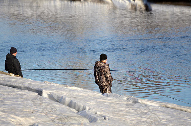 日落时分，一个年轻人在湖面上乘船钓鱼