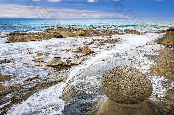 澳大利亚维多利亚州大洋公路沿线炮兵岩崎岖的岩石海岸线。