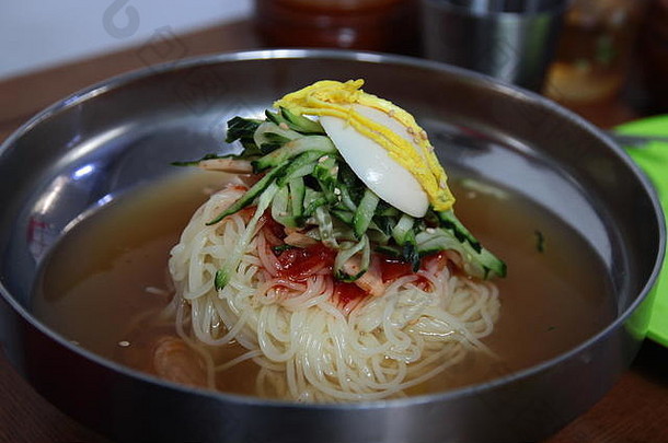 韩国凉面（Naengmyeon）。韩国凉面，上面有鸡蛋、肉、蔬菜和美味的冰肉汤。