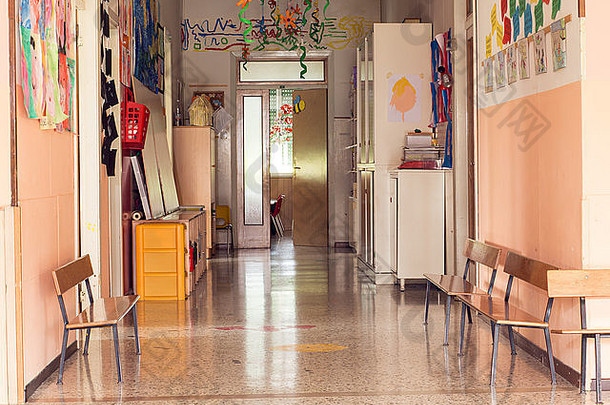 在走廊里到一个没有孩子的幼儿园