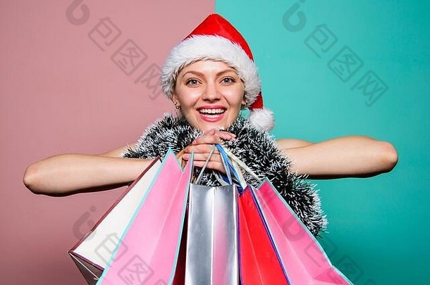 购物袋。礼物时间到了。网络星期一。新年快乐。快乐的女人庆祝圣诞节。带金属片的圣诞老人。圣诞快乐购物大减价。准备寒假。