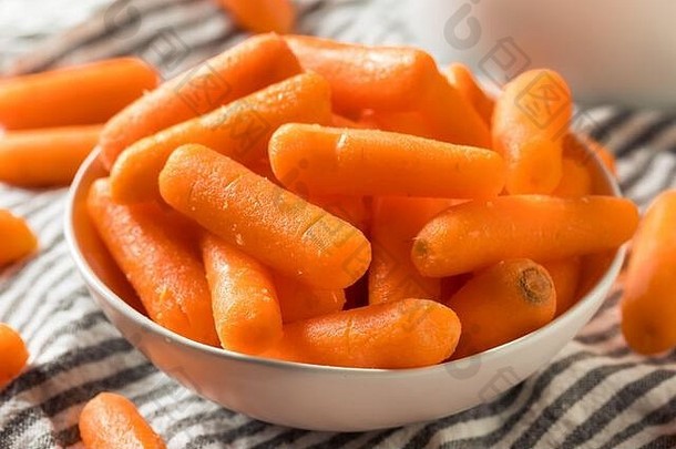碗中生的有机小胡萝卜