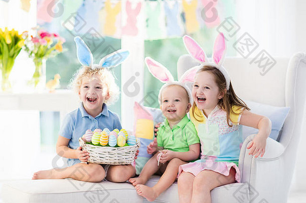 男孩女孩兔子耳朵早餐复活节早....表格复活节鸡蛋篮子孩子们庆祝复活节