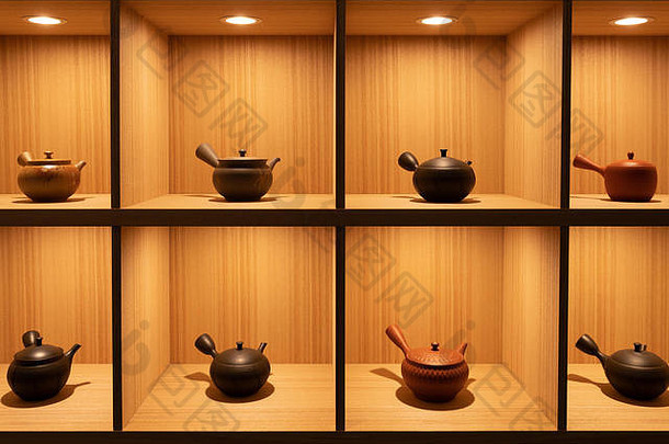 在格子架上用于茶道的传统日本壶