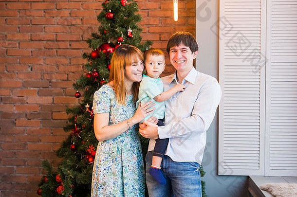圣诞树旁幸福微笑的一家人